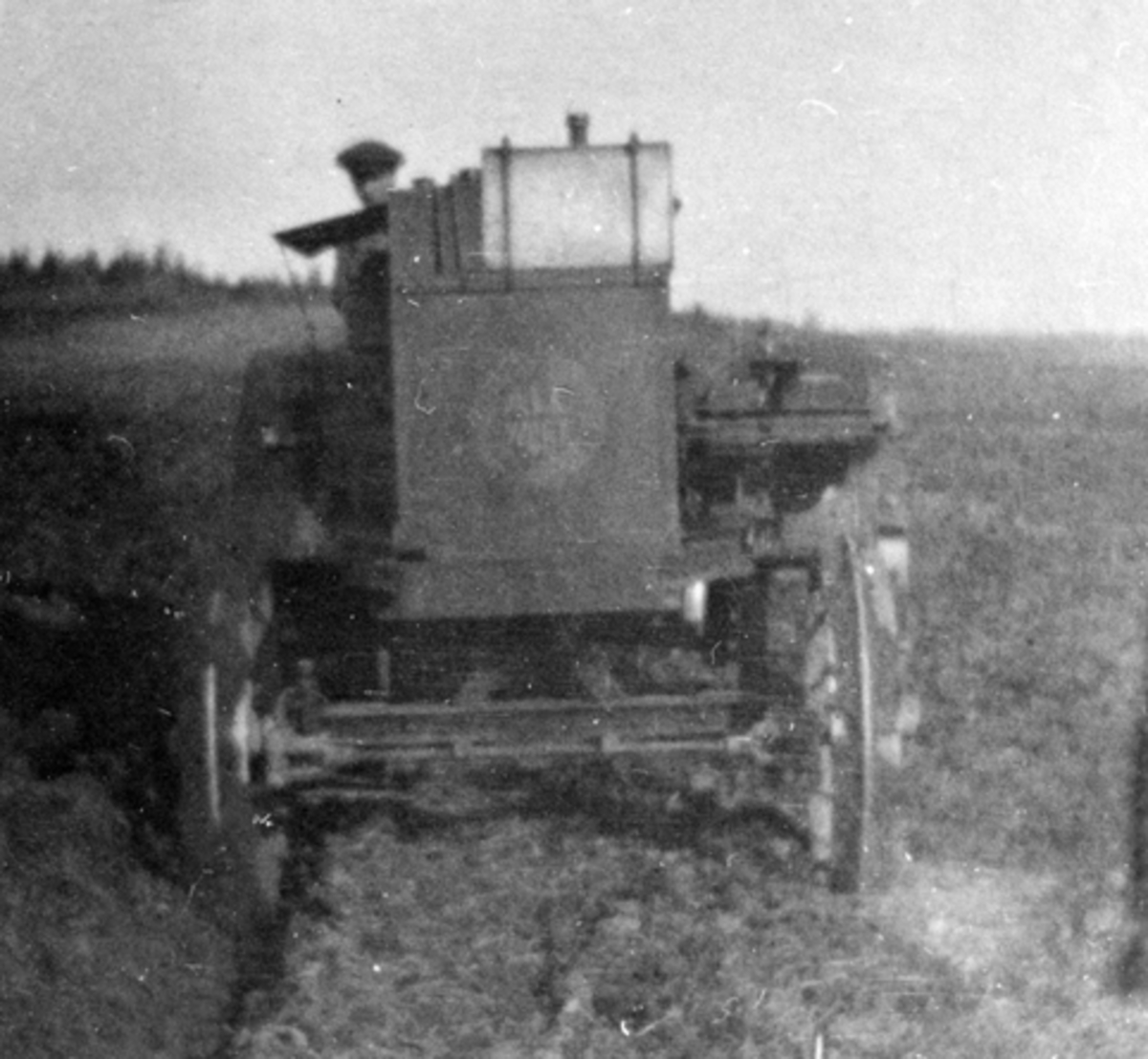 Anno Domkirkeodden, Traktor Allwork 14-28, pløying på Hoel gård, Nes, Hedmark.