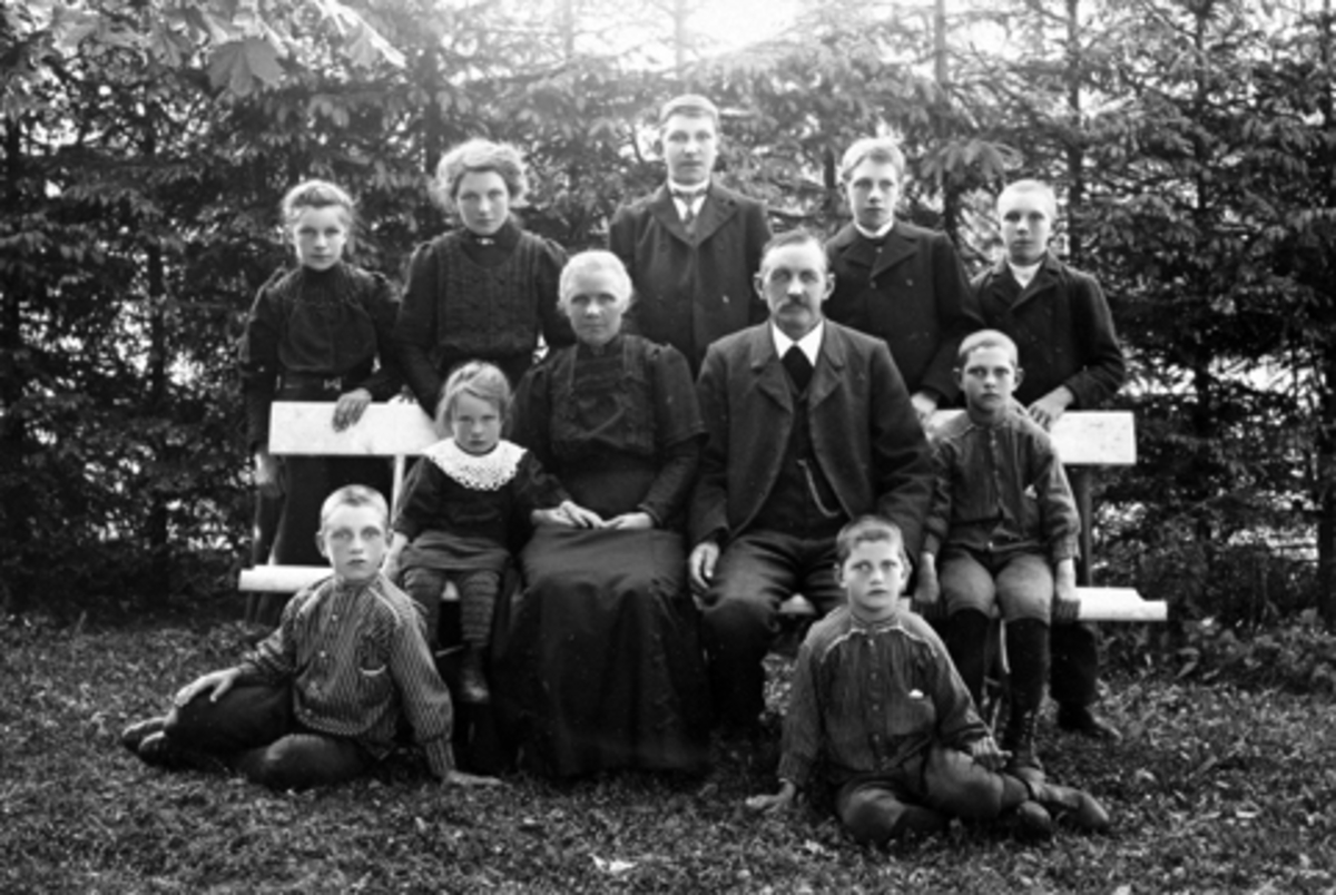 Anno Domkirkeodden, Familie på Vallsigsveen, Furnes, Ringsaker. Foran fra venstre er Birger og Harald. Andre rekke Astrid, Marie Mikkelsdatter Sween, Bernt Olsen Sween, Harald. Tredje rekke Margit, Ingrid, Oskar, Michael, Olaus Sween.