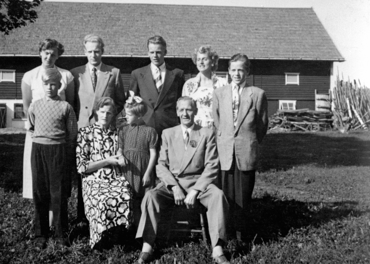Anno Domkirkeodden, Familien Teksum foran låven på Øde-Kise, Nes, Hedmark. Bak fra venstre er Lilly , Arve, Reidar, Ingrid, Helge. Foran fra venstre er Bjørn, Ingeborg, Anne Lise, Leonard. Låven brant i 1954.