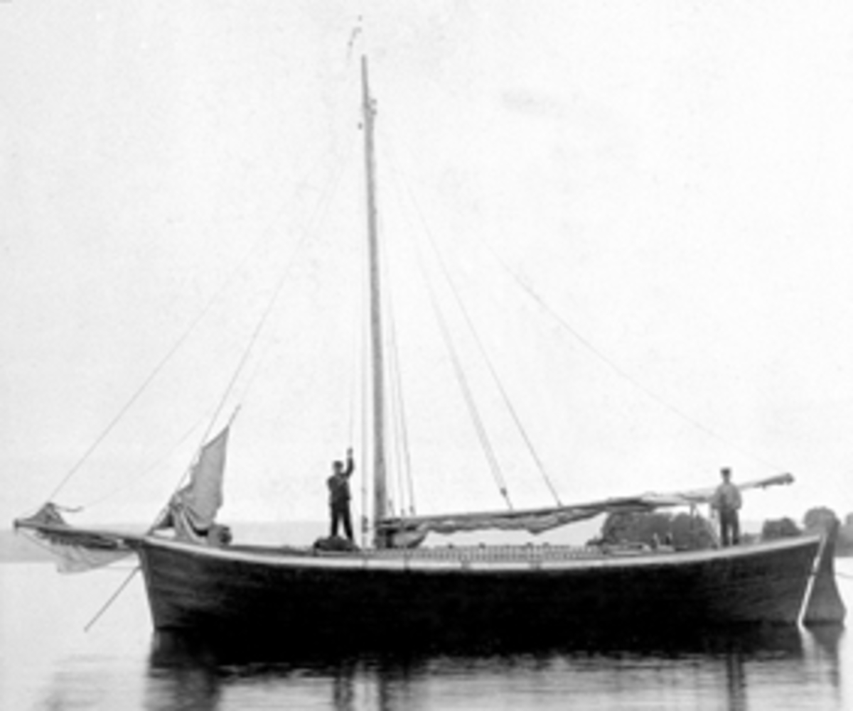 Anno Domkirkeodden, Båtjakt på Mjøsa, to menn ombord. Seil.