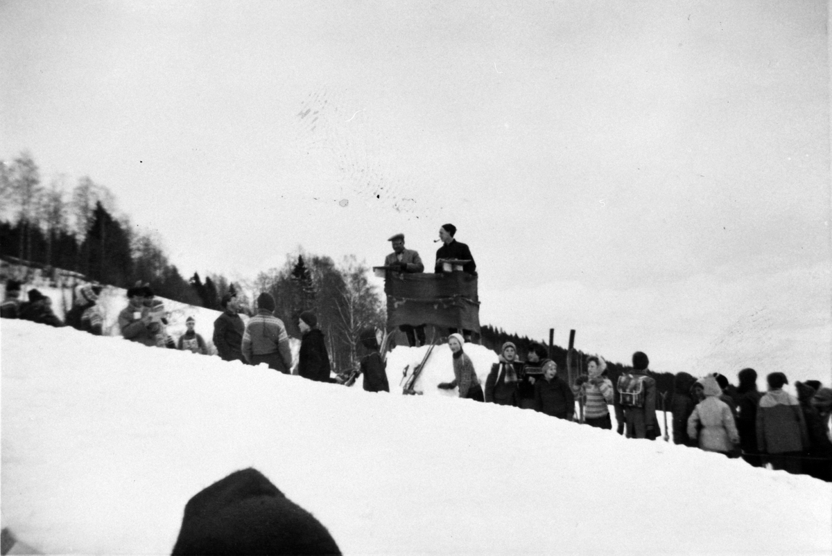 Anno Domkirkeodden, Dommertårn med Johannes Huse og Johannes Thorsrud. Hopprenn på Skalmerudjordet i 1950-åra. Nes, Hedmark. Mye folk.