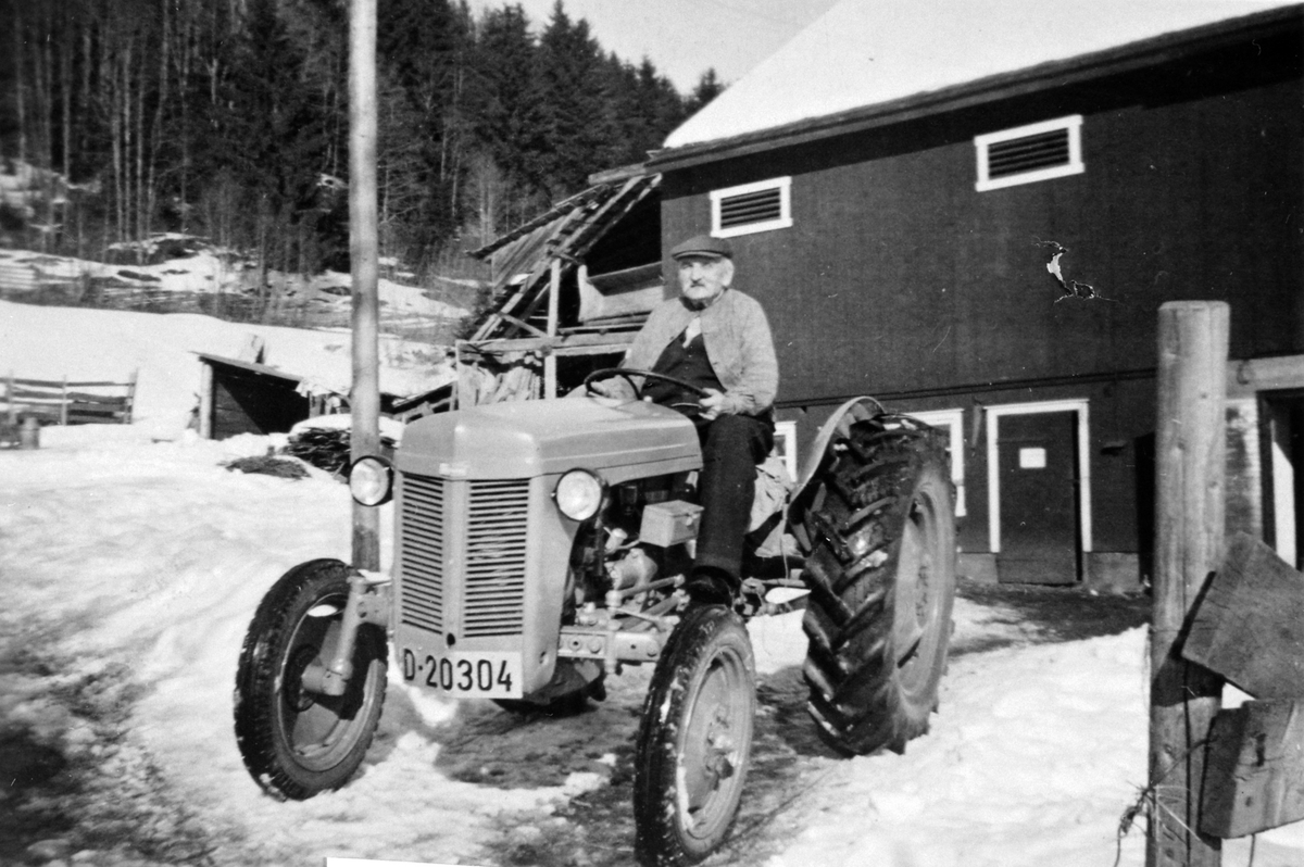 Anno Domkirkeodden, Lars Ophus (1875-1959) med traktor D-20304 på Skalmerud, Stavsjø, Hedmark.