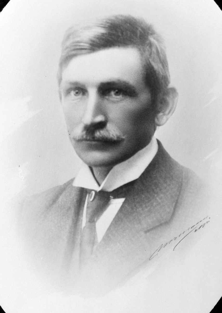 Anno Domkirkeodden, Portrett av Andreas Andersen Monsbakken (1878-1938). Skjoldknap, Stavsjø, Hedmark.