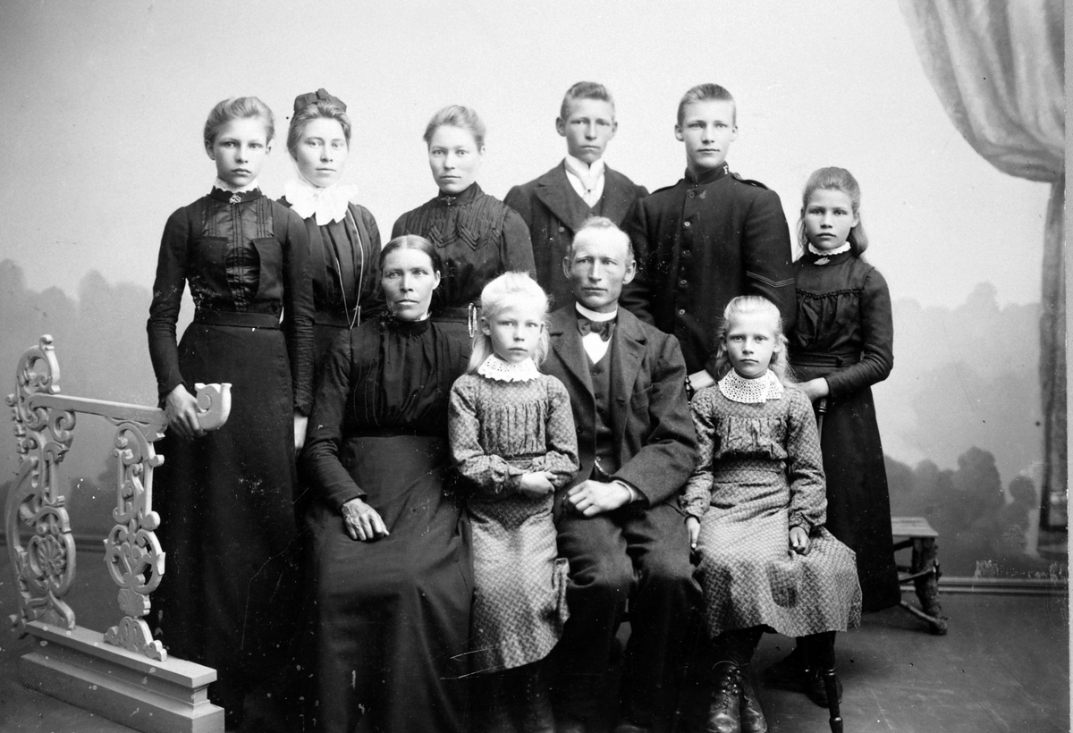 Anno Domkirkeodden, Børre Hansen Tandberg (1854-1919) med kone Marie Johannesdatter, Klara F.1896 sitter mellom foreldra. Borghild til høyre for faren. Bak fra venstre står Julie F.1887, Polla F.1878, Mathea F.1875, Anton F.1885, Johannes F.1882 og Mina F.1890. Tandberg under Hjelthjelt, Nes, Hedmark.