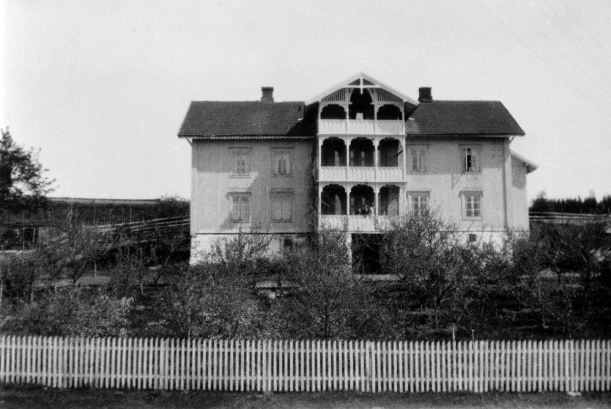 Anno Domkirkeodden, Hovedbygningen på Sølvsberg østre, Nes, Hedmark, ca. 1930.