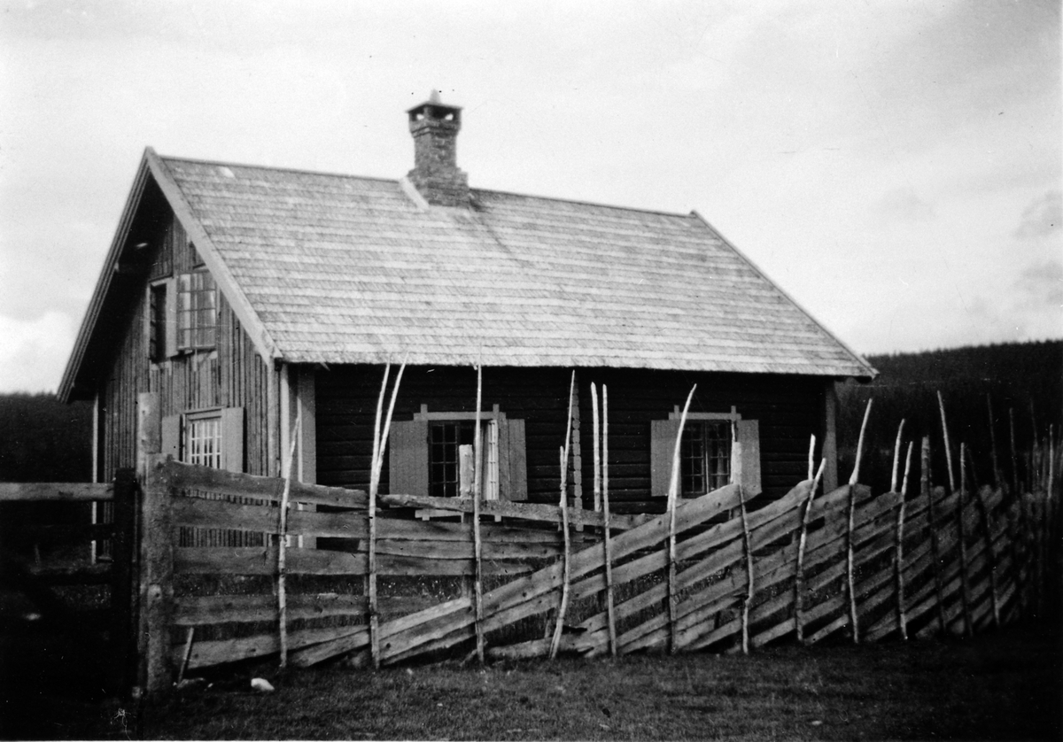 Anno Domkirkeodden, Størhuset på Stenstilen seter i Nes almenning i juli 1943. Skigard.
