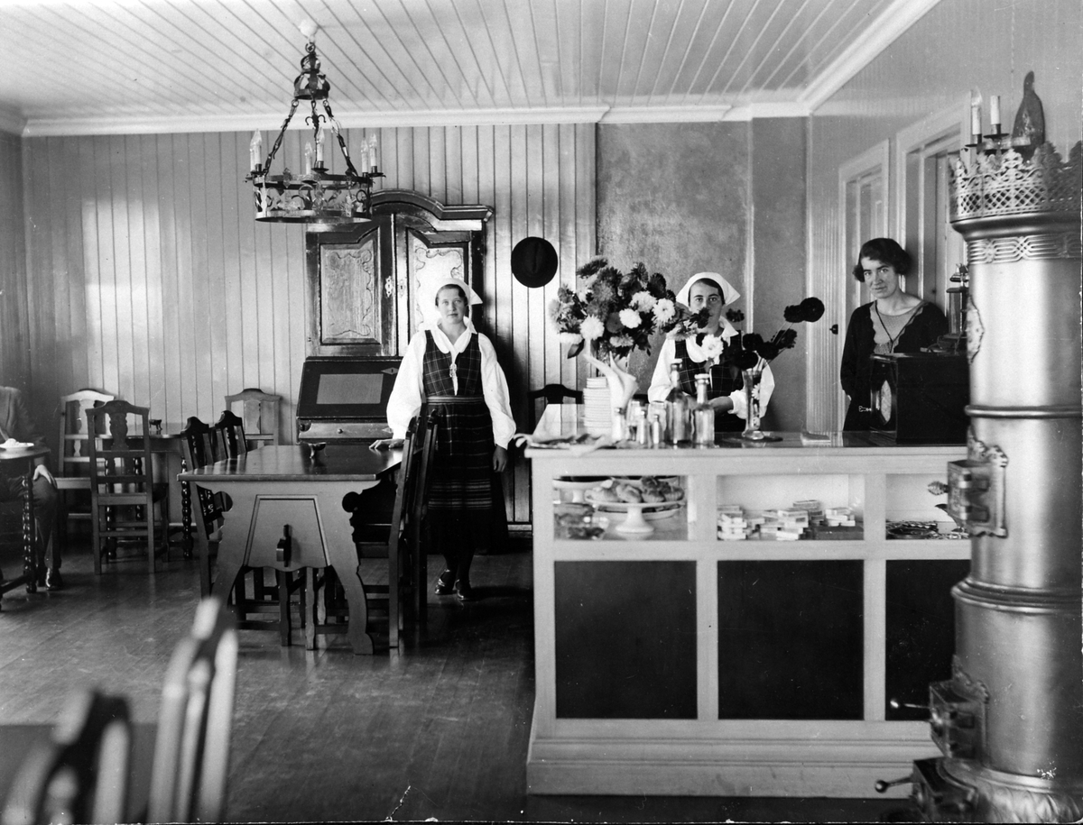Anno Domkirkeodden, Sandbakkengården, Brumundheimen Cafe på 1930-tallet. Fra venstre Oline Gihlemoen, Oline Johansen og Asta Andersen (gift Dalen). Brumunddal.