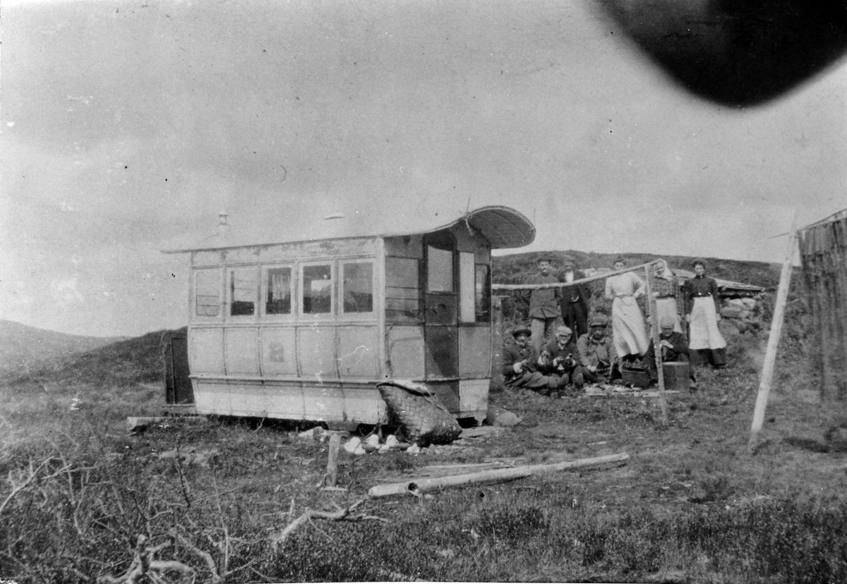 Anno Domkirkeodden, Slede fra Kristania Sporveisselskab, fiskeutstyr, fiskegarn til tørk.. Thor Bjerke og Thore Lier på Stor-Mørkved kjøpte i 1907 ei hestesporvogn og satte den på holmen i Øyongsjøen. For å få den til fjells ble den trukket av 6 hester. Inne i hytta var det et skilt med tekst "Takst 15 øre" Sporvogna …