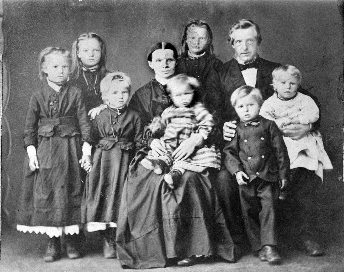 Anno Domkirkeodden, Christian P. Arnkværn med kone Anne (født Snarud) med deres 7 barn, Furnes.