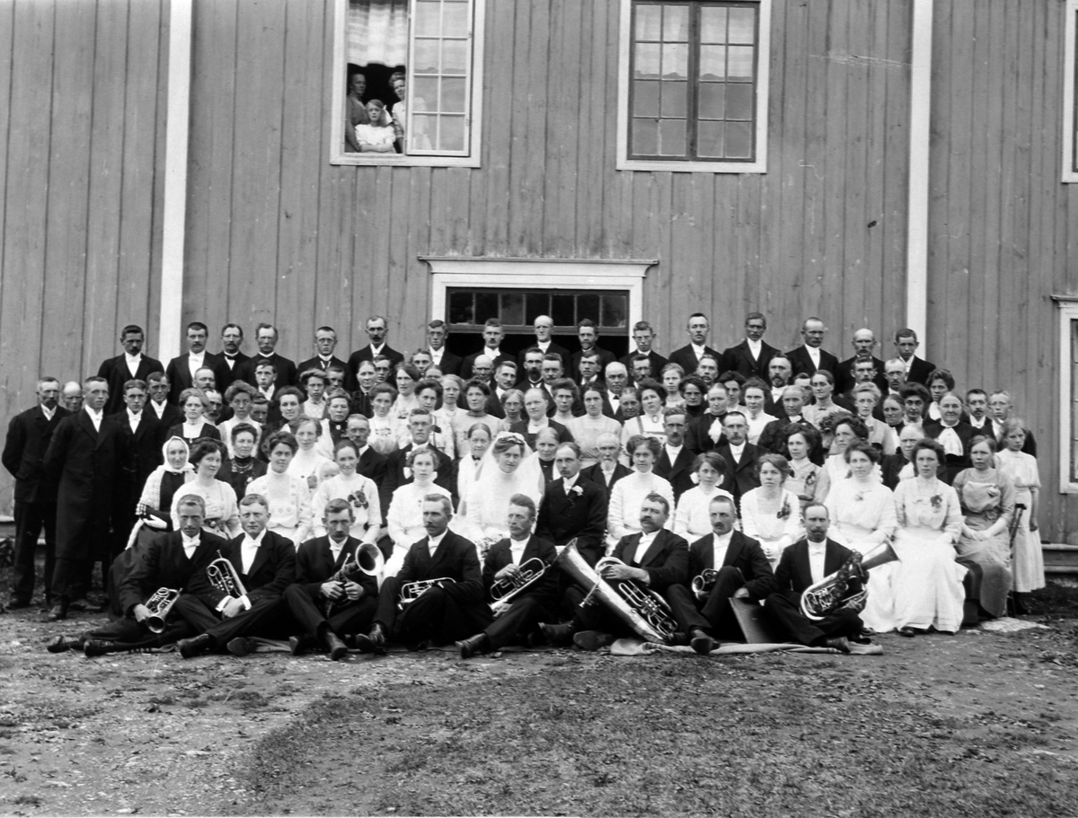 Anno Domkirkeodden, Brudepar og bryllupsgjester, musikere fra Lotørken foran, Lund gård, Furnes, ca.1905-10.