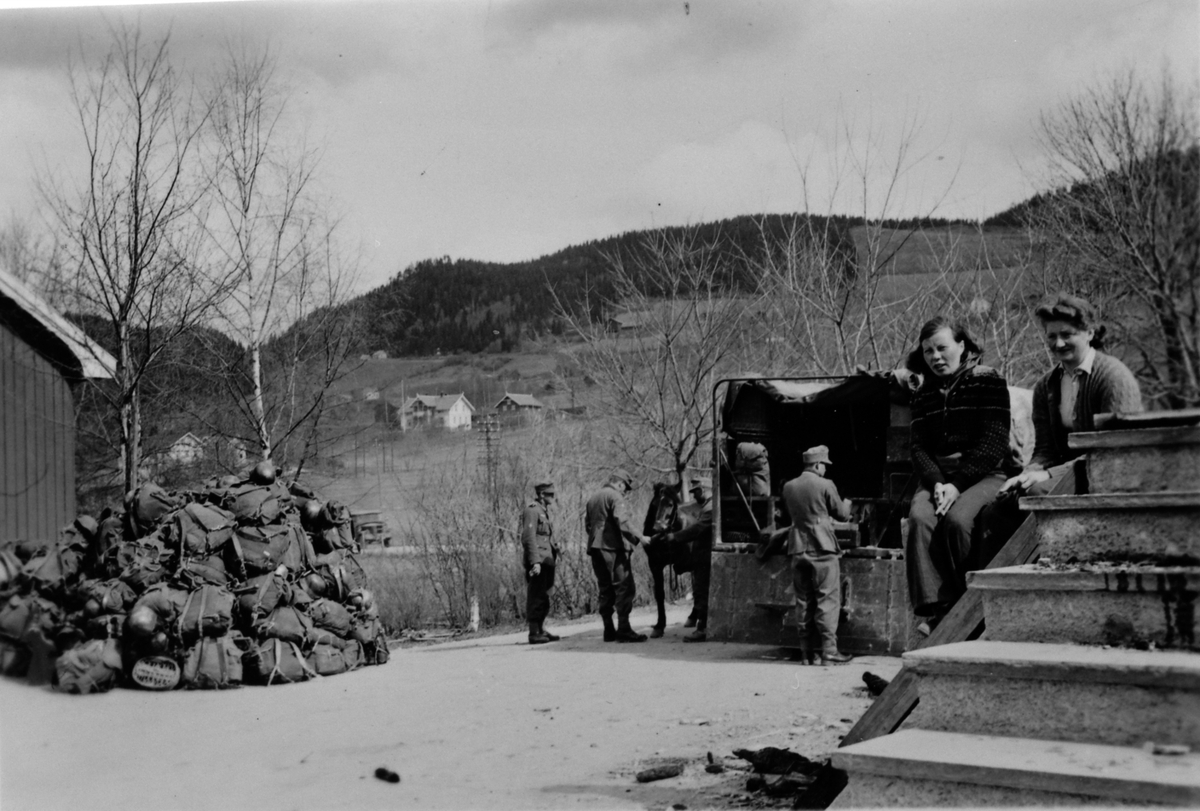 Anno Domkirkeodden, Tyske soldater pakker utstyr på lastebil, Wehrmacht, Vea Hagebruksskole, Ringsaker.