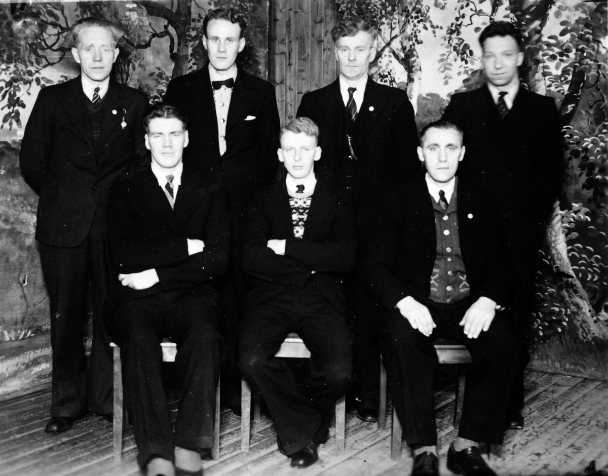 Anno Domkirkeodden, Folkets hus, Moelv. Styret i Moelv jern og metallarbeiderforening i 1943. Foran fra venstre er kasserer Godtfred Fruseth, formann Magne Antonsen, sekretær Olaf Johansen. Bak fra venstre er nestformann Karsten Dokken, styremedlemmer Ludvig Rosenborg, Aksel Rosenborg (Veigård).