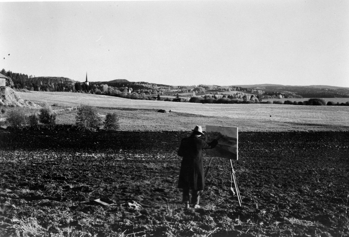 Anno Domkirkeodden, Kunstner Even Framdal (1893-1983) på jordet nedenfor Stein gård, i ferd med å male sitt favorittmotiv, Ringsaker kirke. Han fikk Ringsakerprisen i 1974.