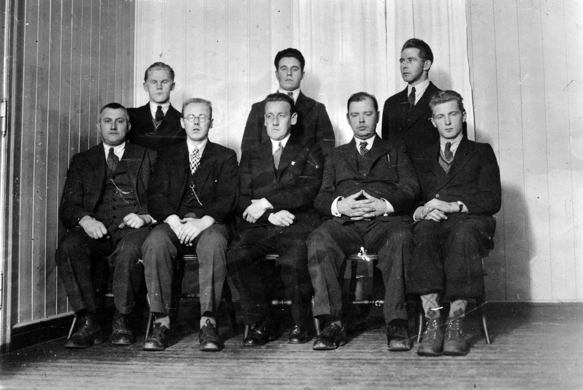 Anno Domkirkeodden, Styret i Moelv Idrettslag 1935. Bak fra venstre er Erling Bjerke fotballgruppa, Johs. Nordhagen friidrettsgruppa, Georg Kristiansen skigruppa. Foran fra venstre er Lars Slettum svømmegruppa, Wilhelm Johansen turngruppa, Kolbjørn Øvre formann, Peter Reppe skøytegruppa, Peder Johansen sekretær/kasser…