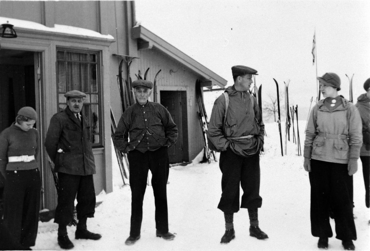 Anno Domkirkeodden, Sigrid Østrheim (født Bækken), Anton Bækken, Bernt Jevne, Anders Levernes, Signe Bergseth (født Syversen), ved hovedbygningen på Solsveen gård, Ringsaker, 1938-1939.