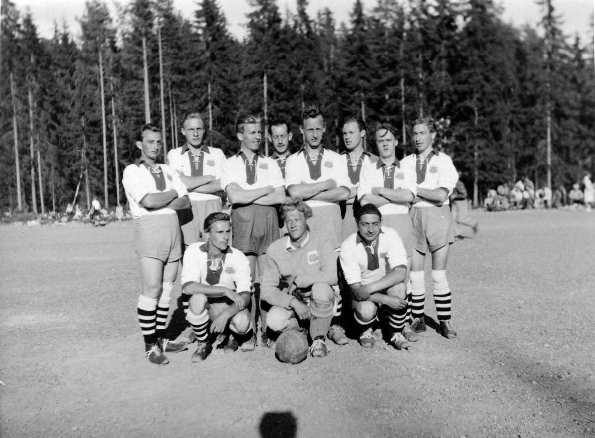 Anno Domkirkeodden, Brufoss Fotballag, 1. rekke fra venstre er Odd Skar, Asbjørn Antonsen, Leif Bjørnstad. 2. rekke fra venstre er Ole Skar, Jens Evensen, Kåre Ulven, Severin Skar, Magne Mathisen, Helge Medlien, Oddvar Berntsen (Bø), Magnus Medlien. Brufossbana, Ringsaker.