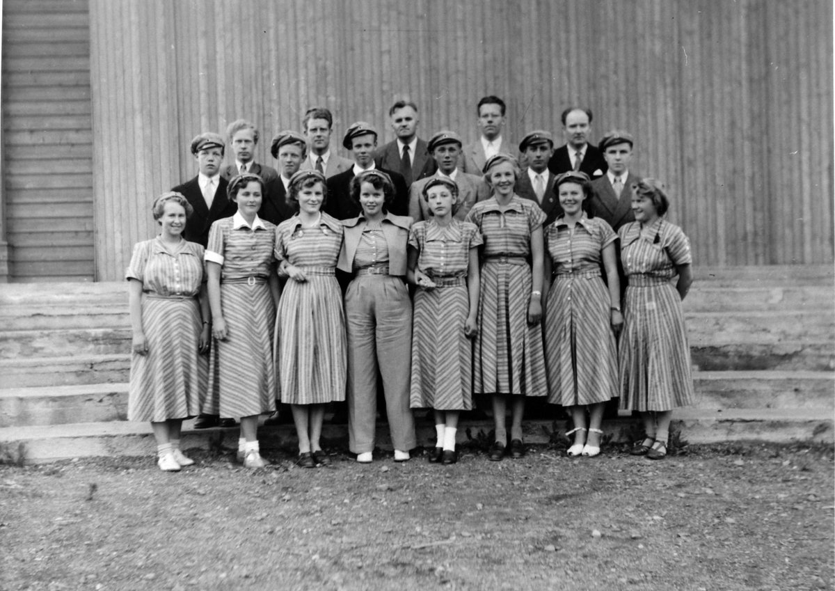 Anno Domkirkeodden, Grønnruss 1951, Ringsaker realskole, Moelv. 1. rekke fra venstre er Grete Stensaasen, Astrid Tallhaug, Bjørg Almlid, Turid Jøsang, Kari M. Reiersen, Aud Bergum, Bjørg Ødegaard. 2. rekke fra venstre er Arne Brennbekken, Hilding Olsen, Bernt Reppe, Martinius Berg, Hans Skappel, Helge Moslet. 3. rekke…
