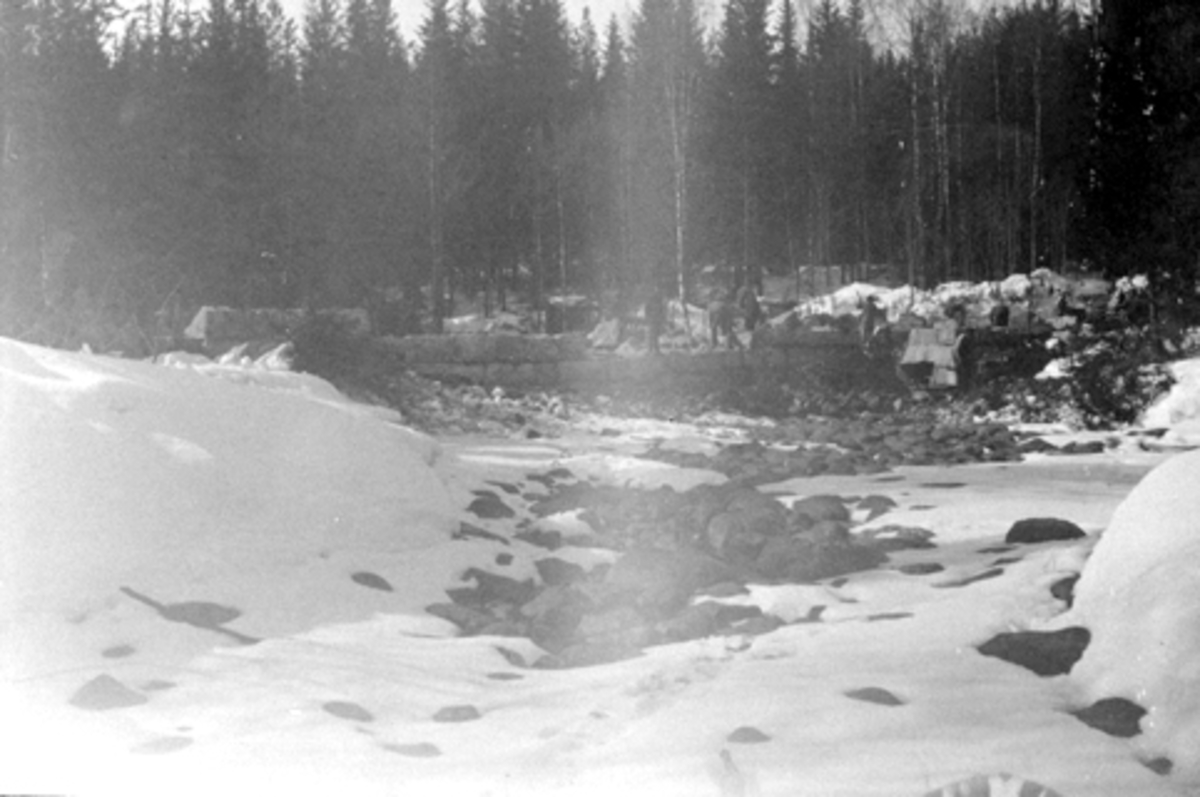 Anno Domkirkeodden, Utgraving av demning, tilførselkanal til Moelv kraftstasjon, ble bygget for Moelv Cellulosefabrikk ca. 1907-1909. Kanalen var 1600 meter lang og kraftverket produserte ca. 800kw.