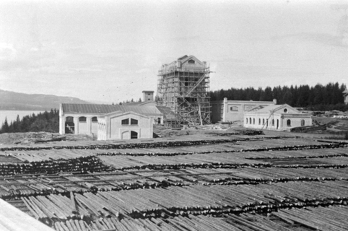 Anno Domkirkeodden, Eksteriør, Moelven Cellulosfabrikk, tømmerlager i forgrunn. Ca. 1909.