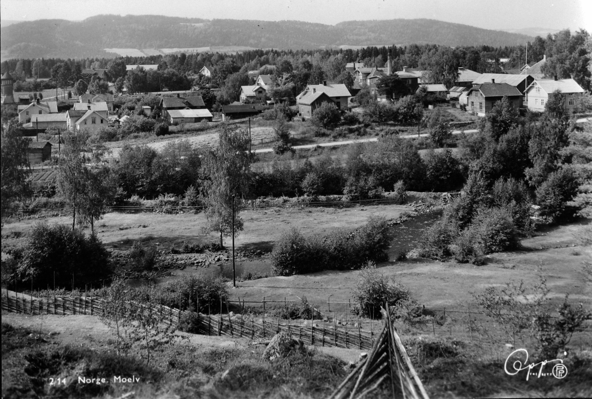 Anno Domkirkeodden, Moelv sentrum, oversikt fra nordøst, Bruvoldstabburet foran, gjenreist på HH-museet i 1950. 1940-tallet.