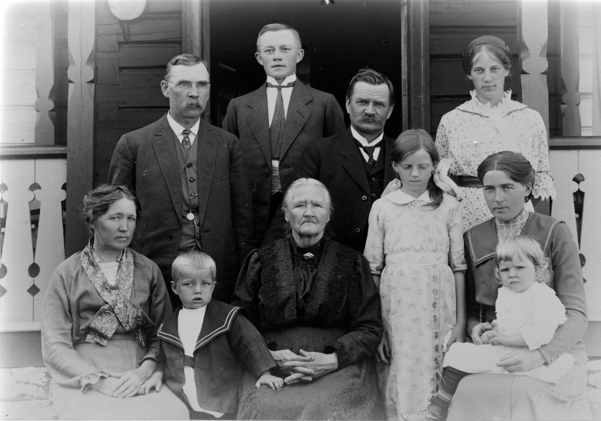 Anno Domkirkeodden, Familie Røhnebæk på verandaen i 1914. Nes, Hedmark.