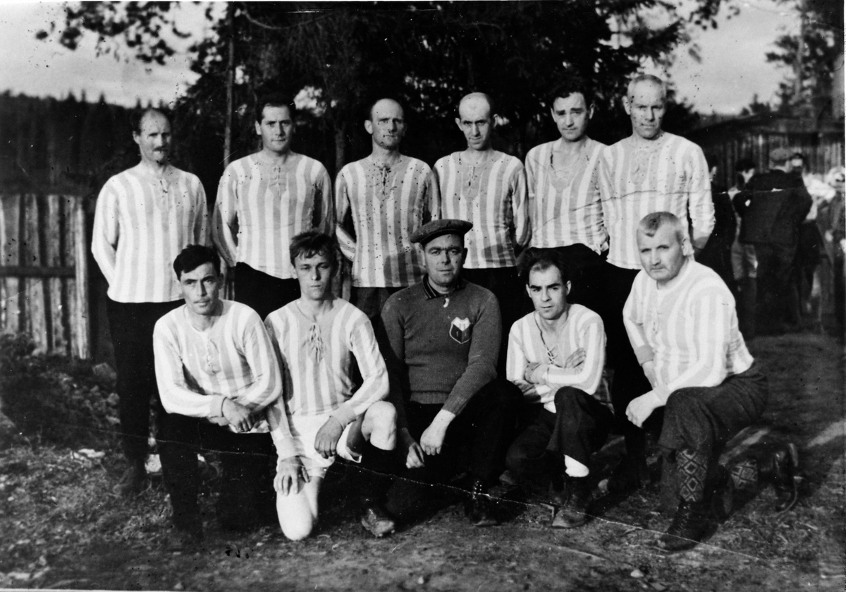 Anno Domkirkeodden, Moelven Brugs bedriftslag i fotball, 1936-37. Foran fra venstre er Johan Karlsen, Alf Bekkedal, Karl Karlsen, Håkon Johnsen, S. Myrbakken. Bak fra venstre er Mathias Kirkevoll, Johs. Gullbrandsen, Ole Hagen, Oluf Skar, Lars Schonhowd, Alf Gustavsen.