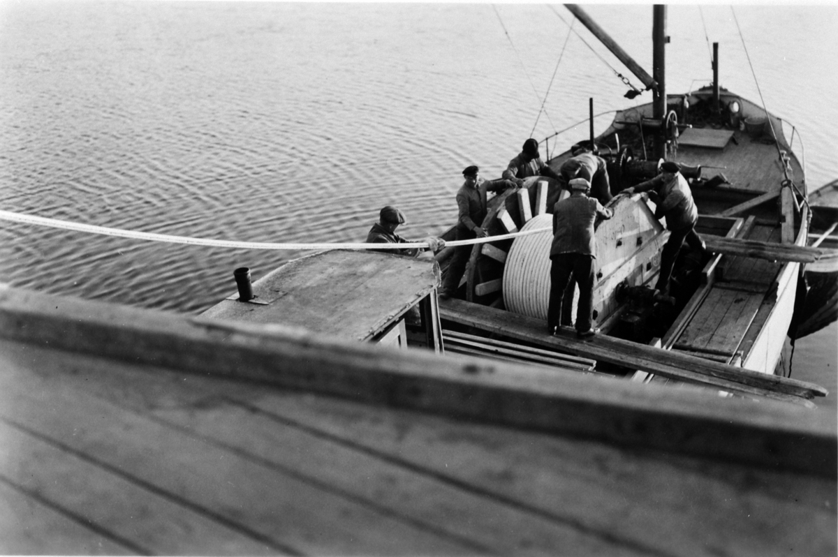 Anno Domkirkeodden, Strekking av strømkabel over Nessundet mellom Nes og Helgøya med mjøsbåten M.S. Svalen II som er bygget i 1923. Eksisterer i dag som fritidsbåt.