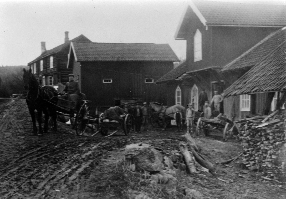 Anno Domkirkeodden, Brovold mølle, Moelv, Ringsaker. Hester og folk utenfor. Ca. 1890.
