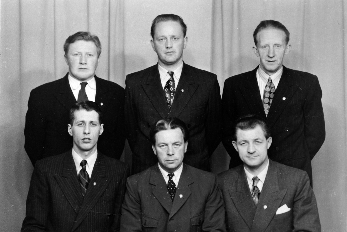 Anno Domkirkeodden, Arrangemangkomiteen for NM i terrengløp i Gaupen, Ringsaker 1953. Foran fra venstre er kasserer Harry Lyngby, styremedlem Jarle Harby, sekretær Reidar Harby. Bak er nestformann Nils Rønning, formann Reidar Berge og Petter Helseth.