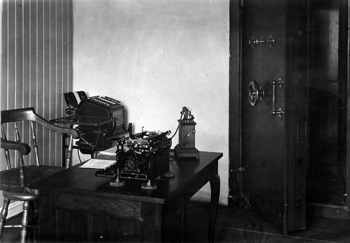 Anno Domkirkeodden, Interiør, kontor, Ringsaker Sparebank, Moelv, telefon, skrivemaskin, pult, bankhvelv, 1927.