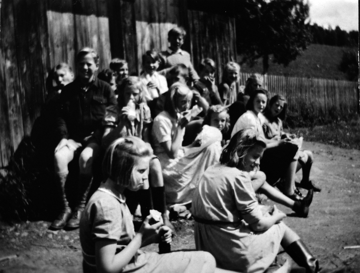 Anno Domkirkeodden, Elever ved Furu skole, Veldre, Ringsaker i 1946-47.