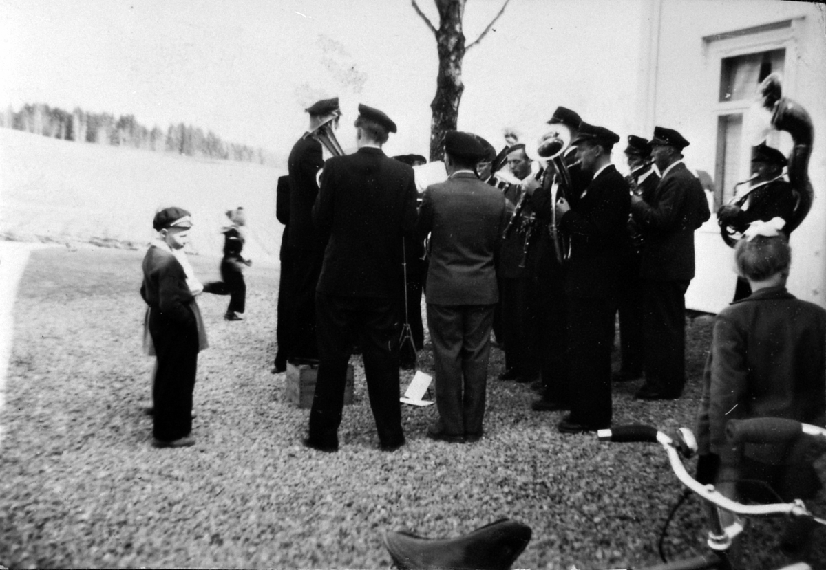 Anno Domkirkeodden, 17. maifeiring på Furu skole, Veldre, Ringsaker i 1955. Musikkorps spiller. Barn og voksne.