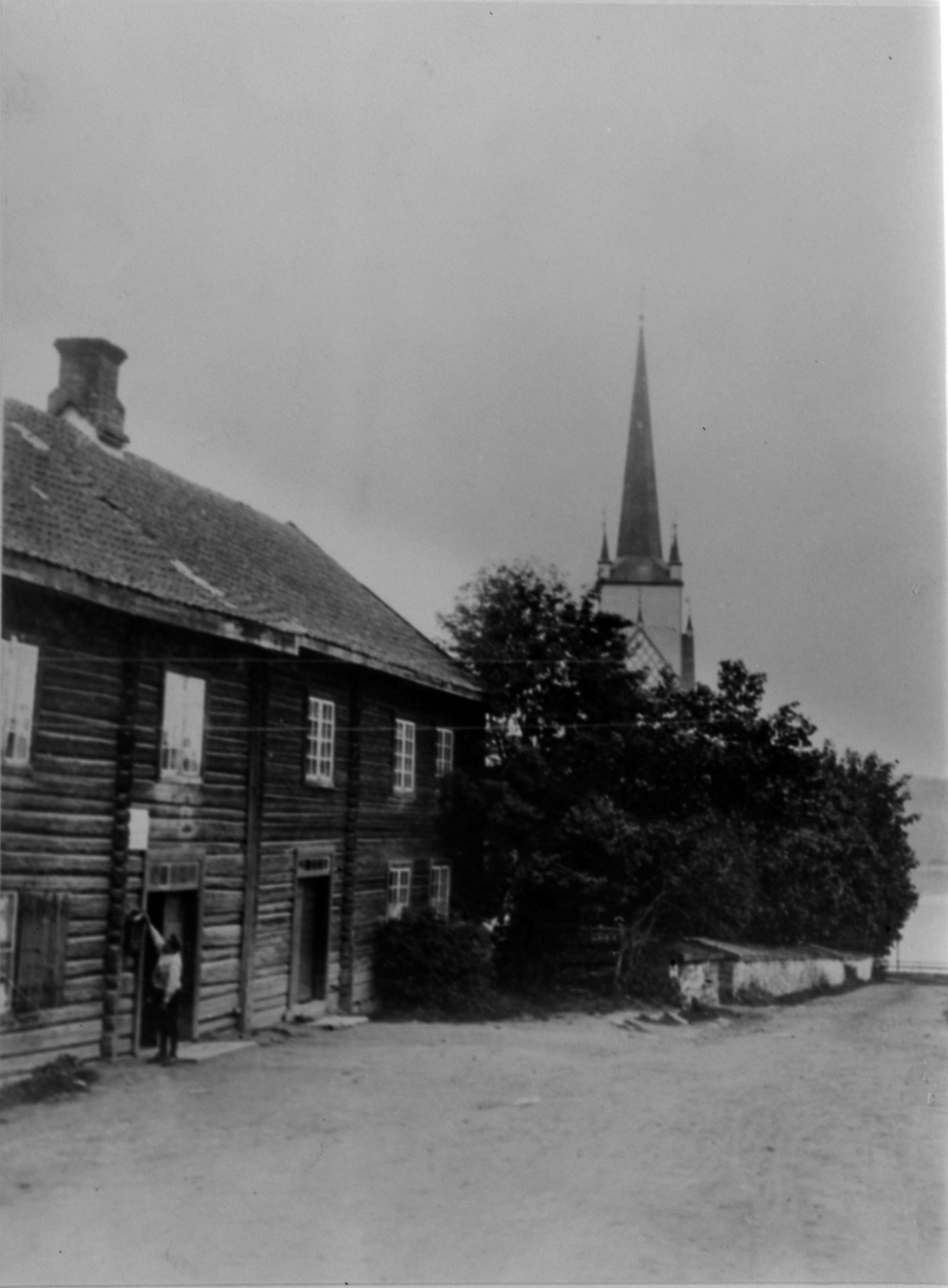 Anno Domkirkeodden, Klokkergården, landhandel fra slutten av 1870-åra. Amund Jensen drev handel til 1883, senere Gudbrand Stabberud, Bernt Stenersen overtok i 1886. Det ble drevet handel her av forskjellige frem til 1994. Tingnes, Hedmark.