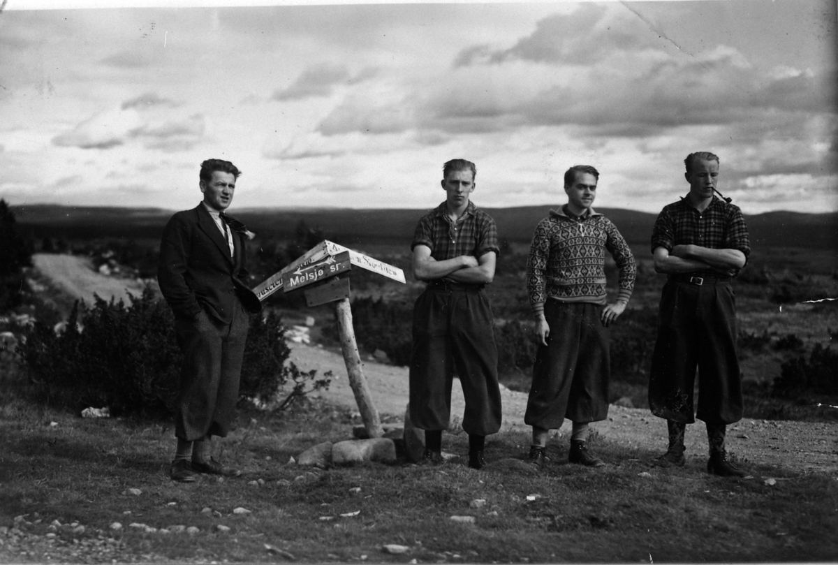 Anno Domkirkeodden, 4 personer på fjelltur. Fra venstre er Håkon Prestkværn, ukjent, Erling Dehli, ukjent.