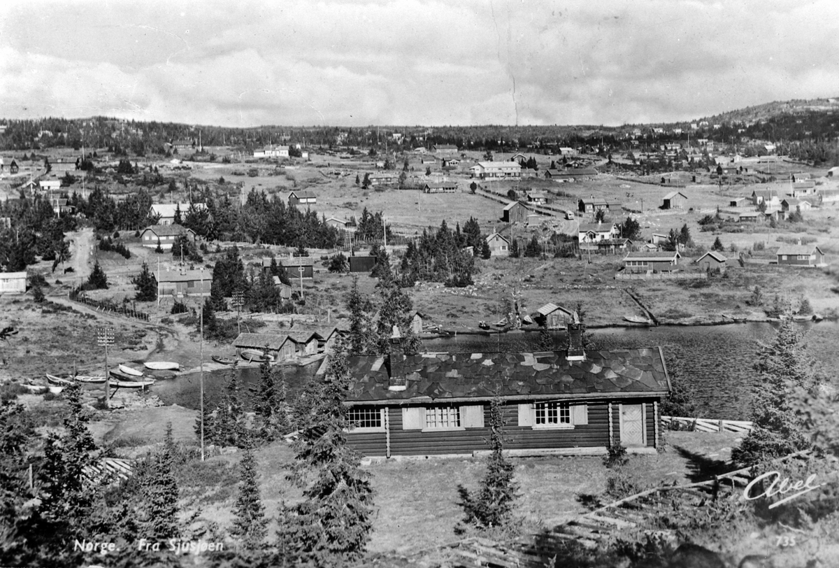Anno Domkirkeodden, Oversikt, Sjusjøen, båtnaust ved vannet, tømmerhytte i forgrunn. 1950-53.