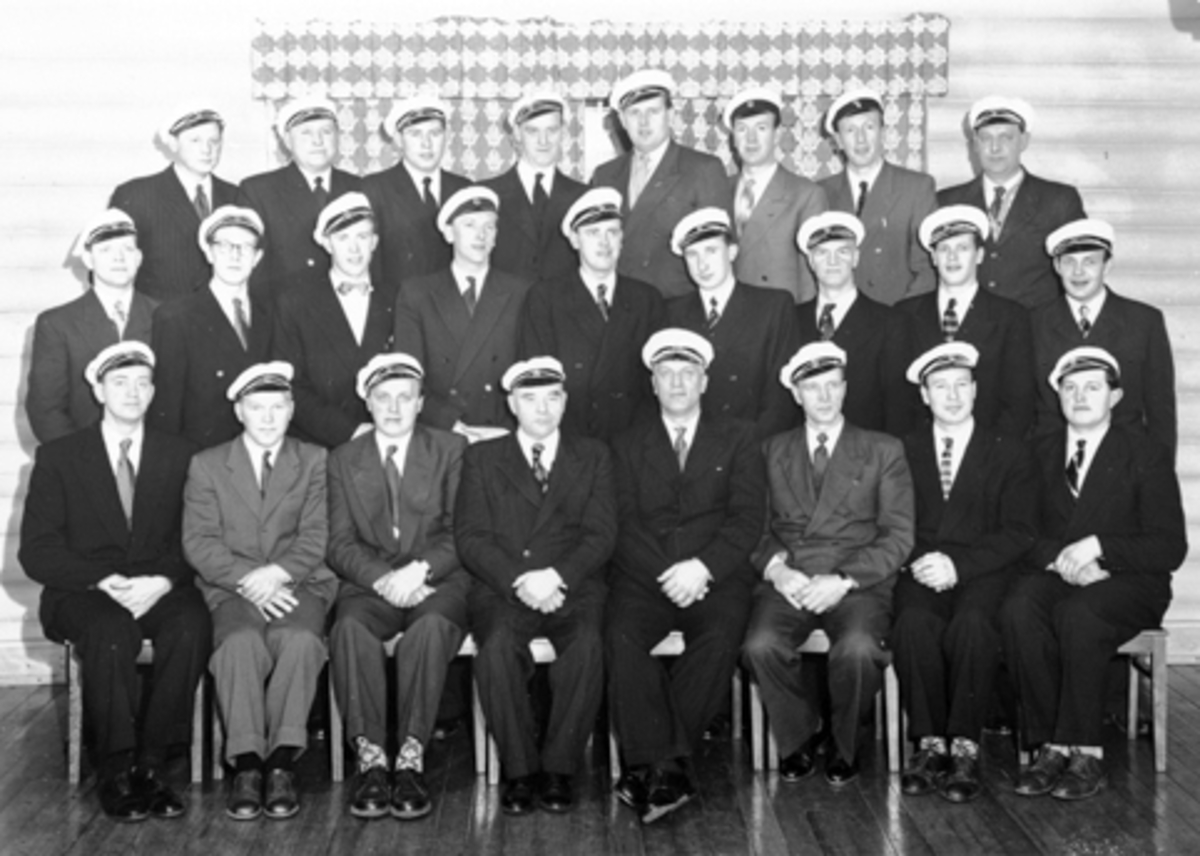 Anno Domkirkeodden, Veldre mannskor med hvite luer den 28.1 1956. Første rekke fra venstre er Asmund Vardeberg, Kåre Ødegård, Magnus Andreassen, dirigent Reidar Thorsrud, formann Kristian Skaugen, Johs Rognstad, Arve Hoff, Hans Allergodt. Andre rekke fra venstre er Kristian Sørlundsengen, Ole Arntsen, Odd Lunde, Paul …
