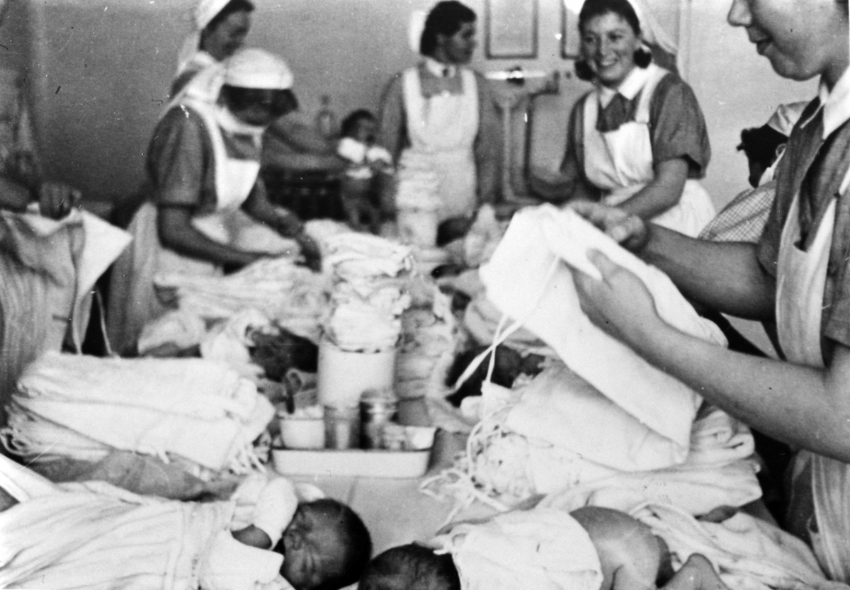 Anno Domkirkeodden, Kvinneklinikken, Furnes, barnepleiere med nyfødte barn. Fra høyre er Marit Bakken.