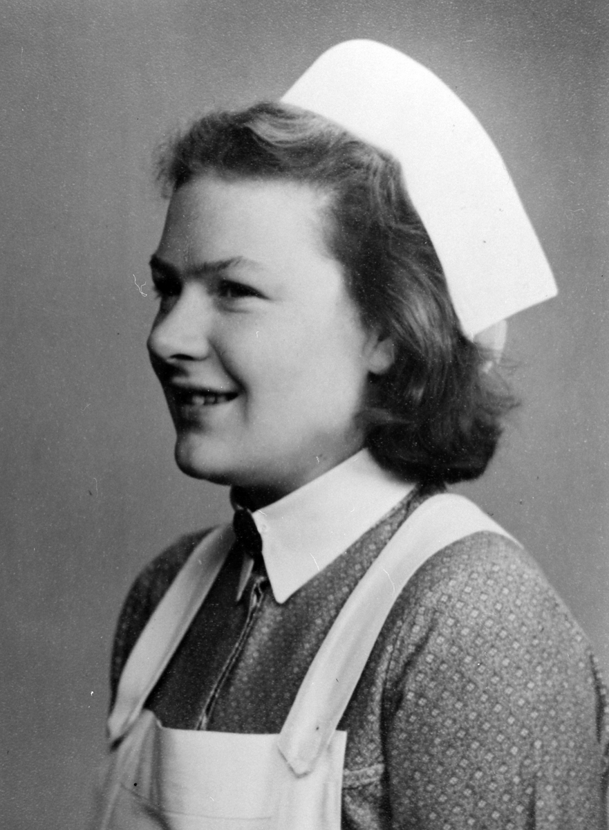 Anno Domkirkeodden, Jordmor Anna Kathrine Kristiansen (f. 1920), jordmor i Moelv fra 1949. Bildet tatt ca. 1950.