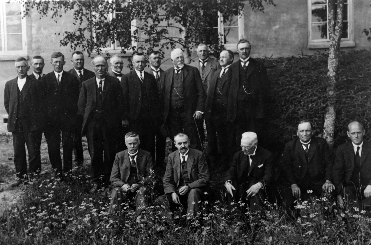 Anno Domkirkeodden, Ringsaker fylkesskole 13.7 1928. Foran fra venstre er Jørgen Øhre, Halfdan Skappel, Reinert Svendsen, Kristian Røhrsveen og Jørgen Hauger. Bak fra venstre er Ottar Larsen, Johan Havik, Ole Ørbæk, Jørgen Dæhli, Albert Olsen, Erik Lunde, A. Braastad, Simen Mæhlum, prost Pharo, Jakob Bolstad, M.J.Inge…
