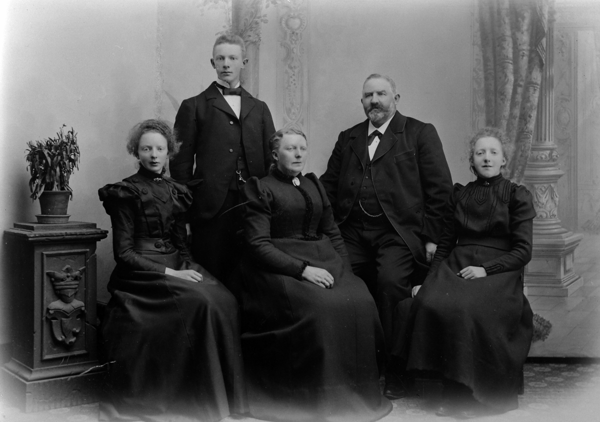 Anno Domkirkeodden, Familien Gaalaas. Lars J. Gaalaas med Paula (født Sølsvberg) og deres barn, Brumunddal, ca. 1900-1910.