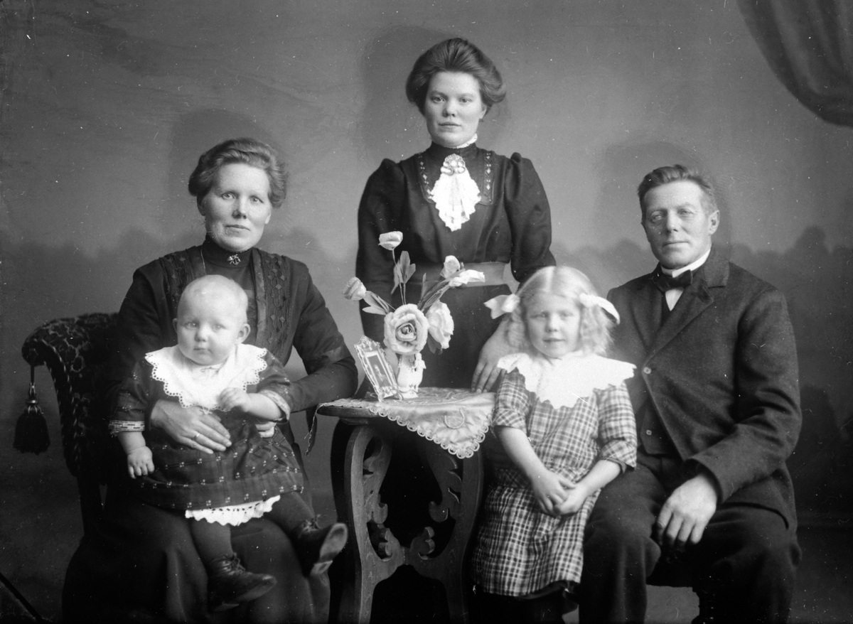 Anno Domkirkeodden, Marit Sølvsberg (F. Nordland), Ragnhild Nordland, Arnt Børresen Sølvsberg og barna Ingeborg og Pauline. Sølvsberg, Nes, Hedmark ca.1913-14.