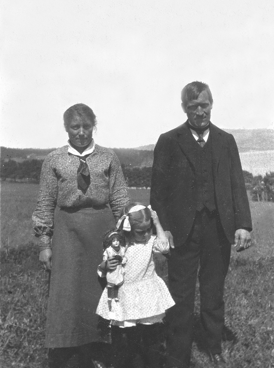 Anno Domkirkeodden, Klara (1892-1976) og Theodor Brein (1887-1957) med eldstedatter Kirsten (1912-2003) på Purkilstad, Stavsjø, Hedmark.