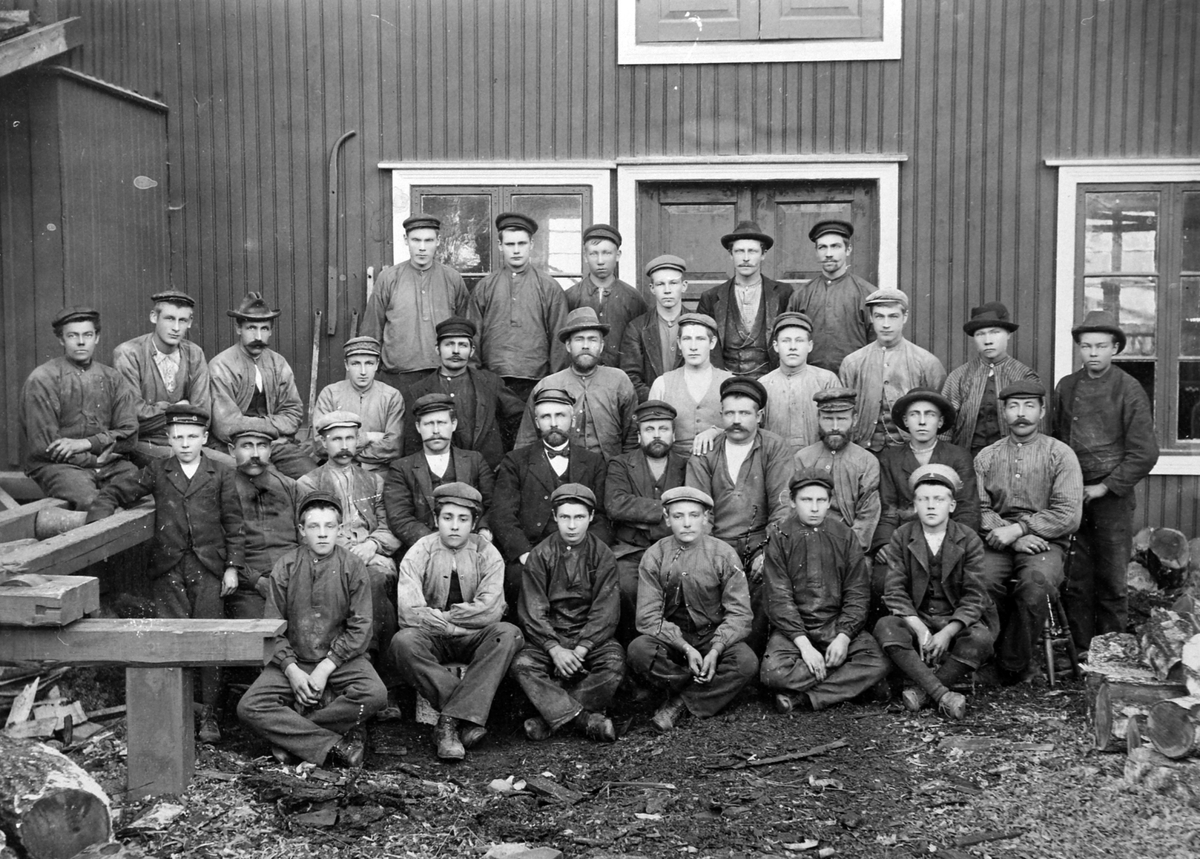 Anno Domkirkeodden, Strømmen Bruk, Moelv, ca. 1898, eier av fabrikken Simen Lunde midt i andre rekke med skrålue.