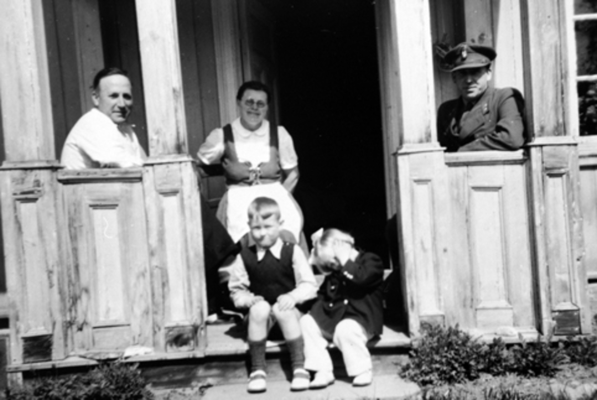 Anno Domkirkeodden, Bakkerud, Randi Johanne og Anders Ole Hauglid på trappa. Bak fra venstre er Johan og Emma Hauglid, Adolf Magen Hauglid. Brumunddal.