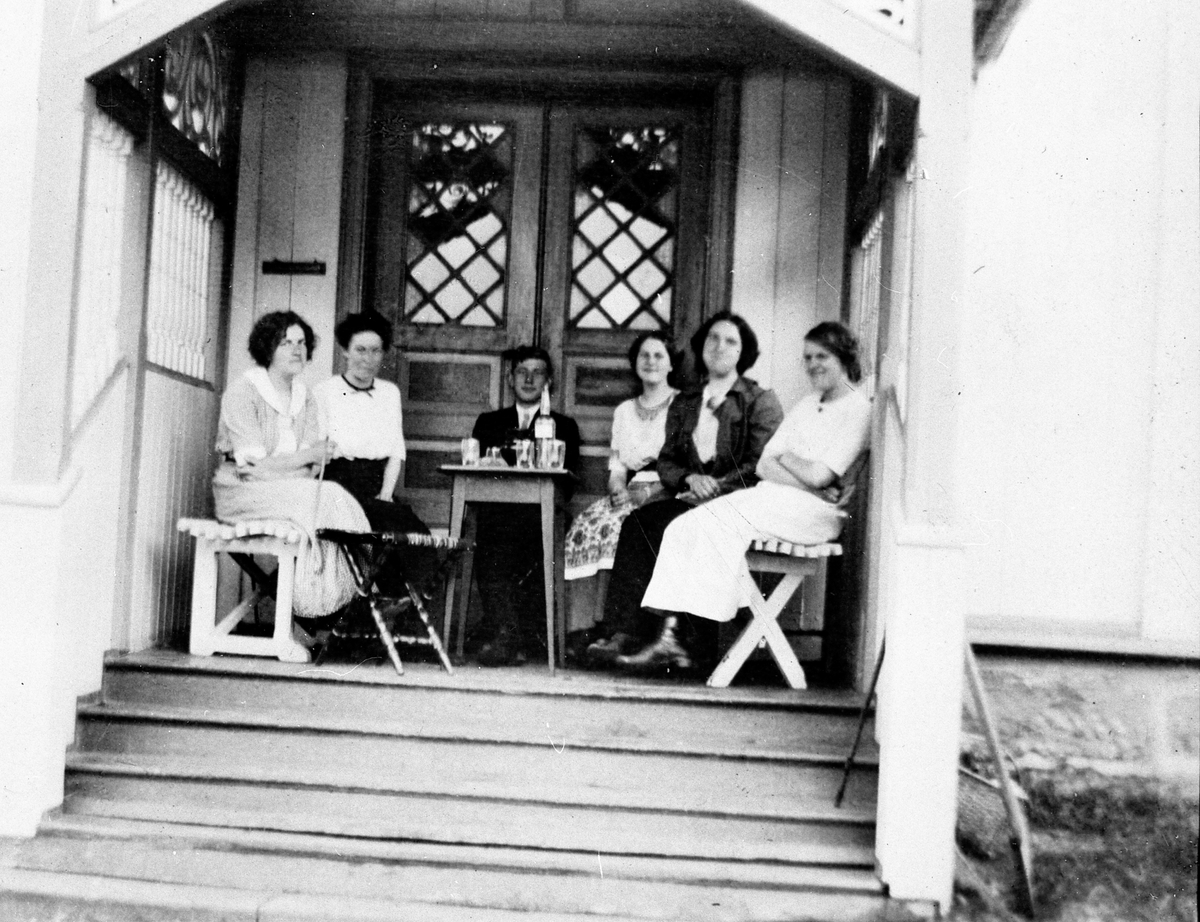 Anno Domkirkeodden, Simenstad gård, Veldre, Ringsaker. Grethe Simenstad, ukjent, ukjent, Julie, Dorthea og Kristine Simenstad på verandaen.