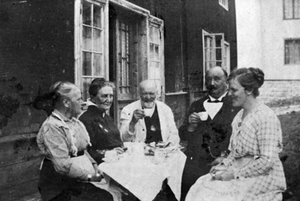 Anno Domkirkeodden, Simenstad gard i Veldre. Bnr. 138-1. Dina Ingeborg Simenstad, Alette Andresen, Ansten Simenstad, tobakkgrosserer Carl Andresen, Kristine Simenstad.