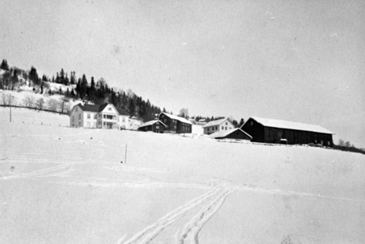 Anno Domkirkeodden, Eksteriør, Bolstad gård, Veldre, Ringsaker. Midt på bildet Bolstadbygningen som senere ble flyttet til Hedmarksmuseet.