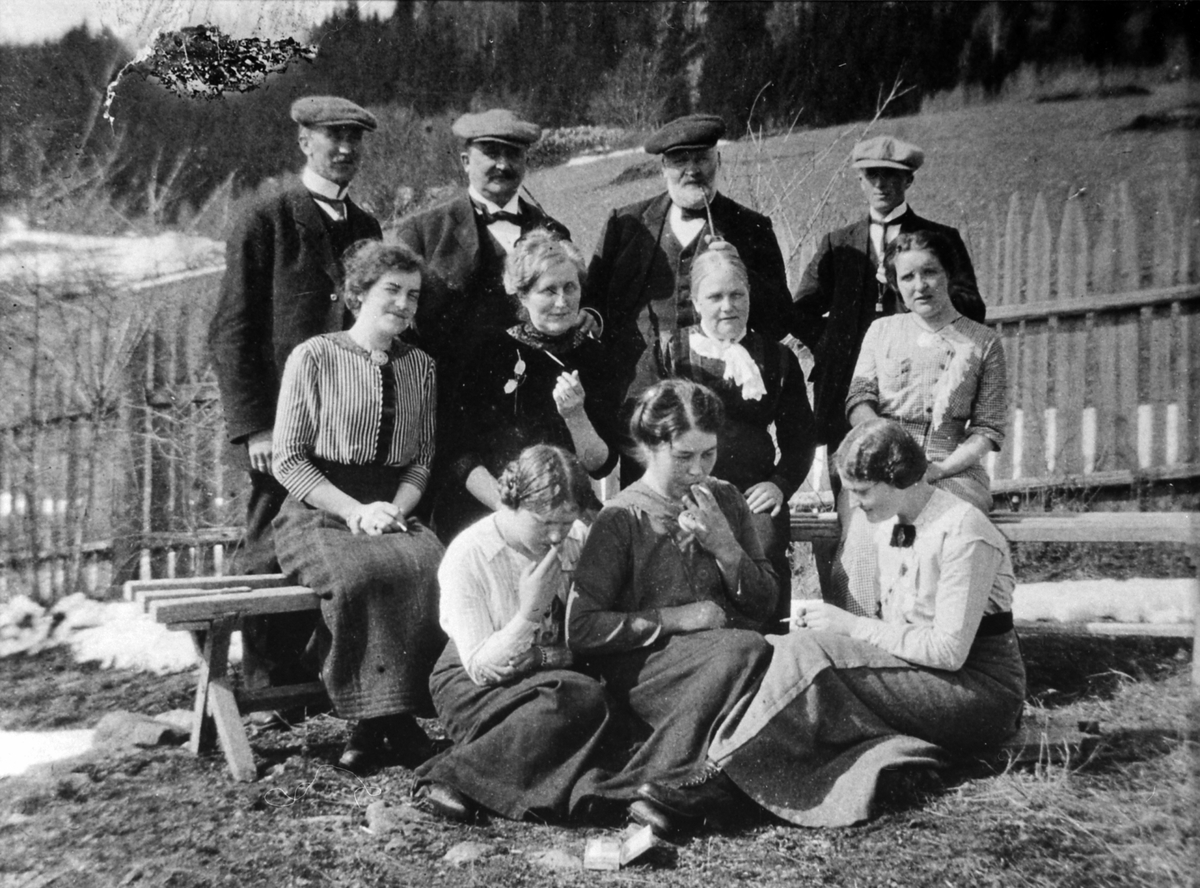 Anno Domkirkeodden, Simenstad gard i Veldre. Bnr. 138-1. Bak f. v. Gunnar Berg, Tobakksgrossist Karl Andresen, Ansten Simenstad, Peder Fjeldstad, Grethe Simenstad, Alette Andresen(søster av Karl) Dina Simenstad, Dorthea Fjeldstad f. Simenstad Kristine Simenstad, ukjent, Julie Simenstad. Tobakk, pipe og sigarettrøyking…