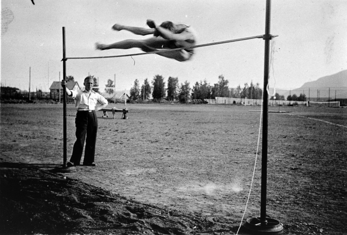 Anno Domkirkeodden, Fram Idrettslags nasjonalt stevne, Magnus Jevne i høyde på 1.83 meter, M. Andersen funksjonær, 14. juli 1935.