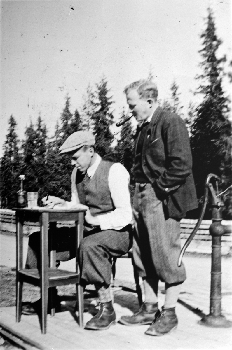 Anno Domkirkeodden, Fram Idrettslag, orienteringsløp ved Kvilheim, trolig 4. oktober 1936, tidtagere i arbeid.
